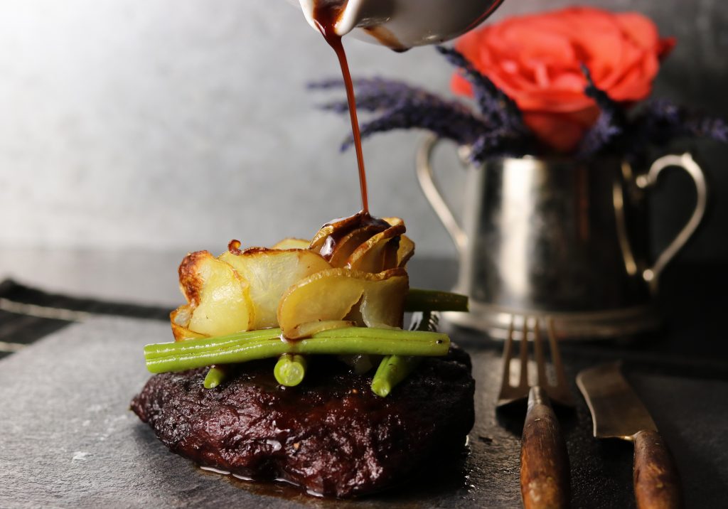 Seitan Steaks in Rotweinglasur an Kartoffelrosen und grünen Bohnen