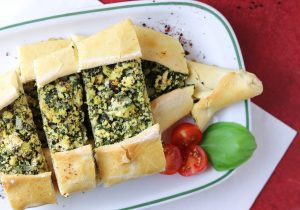 Frische Spinat-Feta-Pide