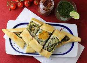 Spinat-Feta-Pide mit Ei