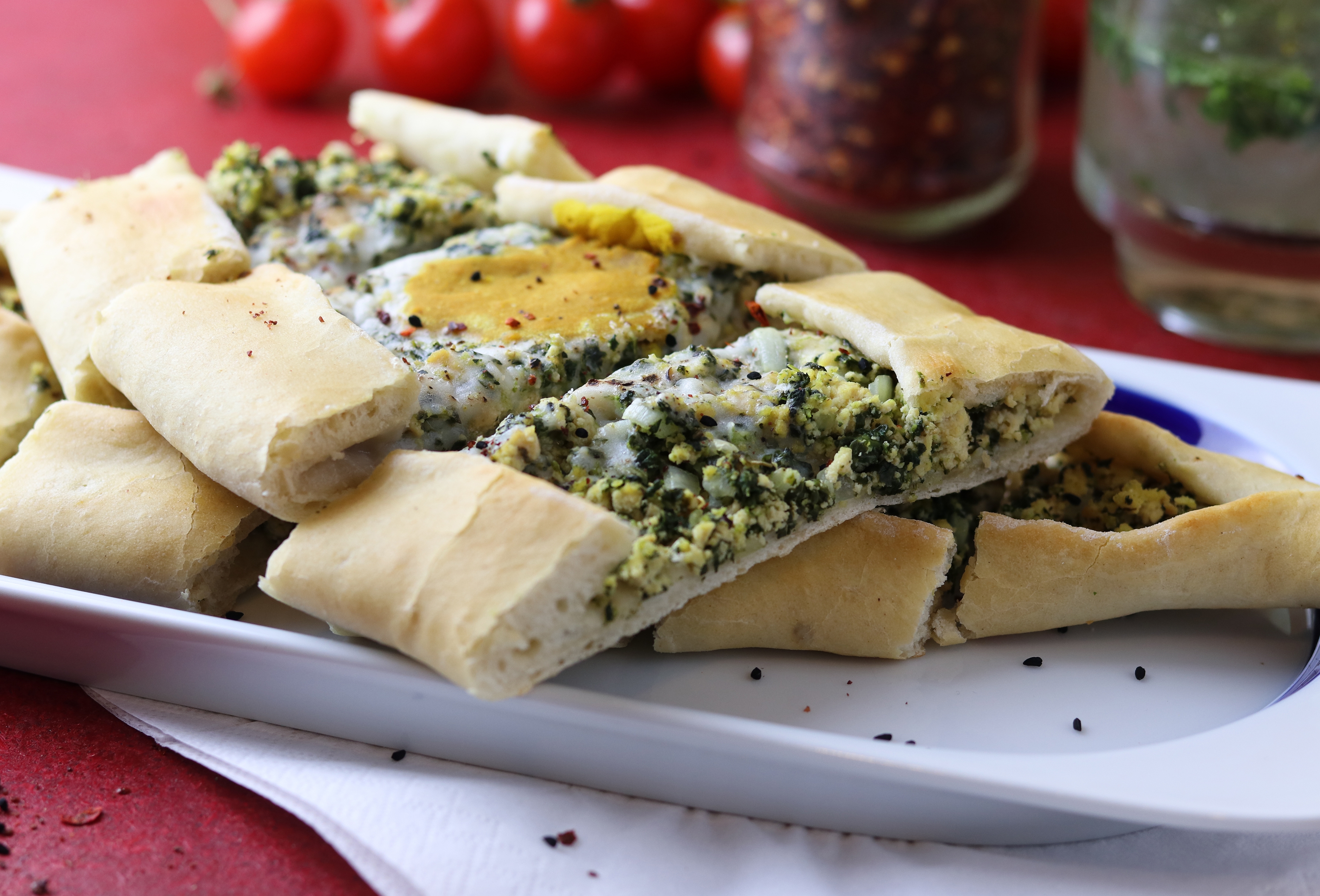 Spinat-Feta-Pide mit Ei