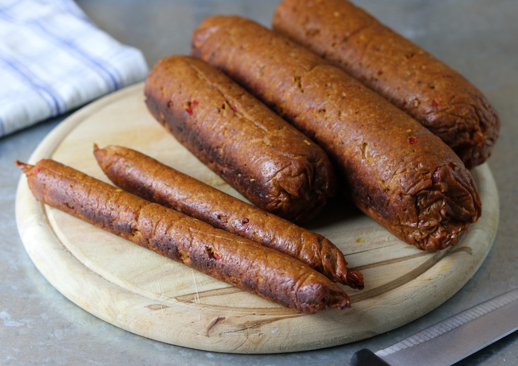 Die frischen, veganen Chorizowürste kühlen gerade aus.