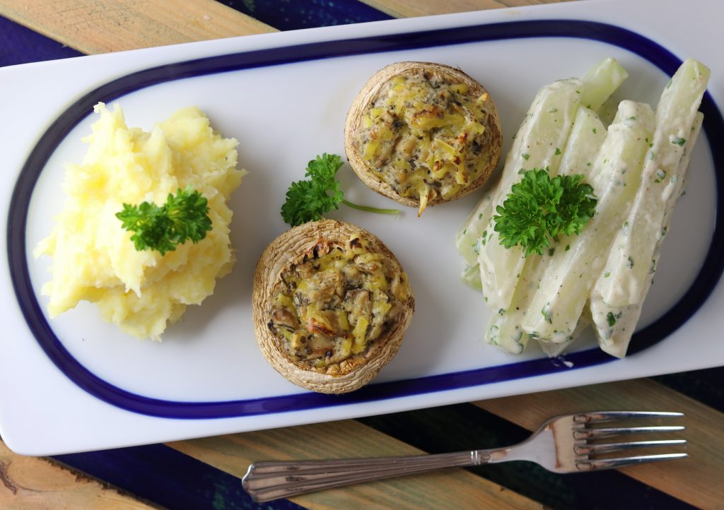 Gefüllte Champignons mit Kartoffelbrei und Rahmkohlrabi