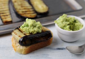 Mit cremigem Avocado-Dip