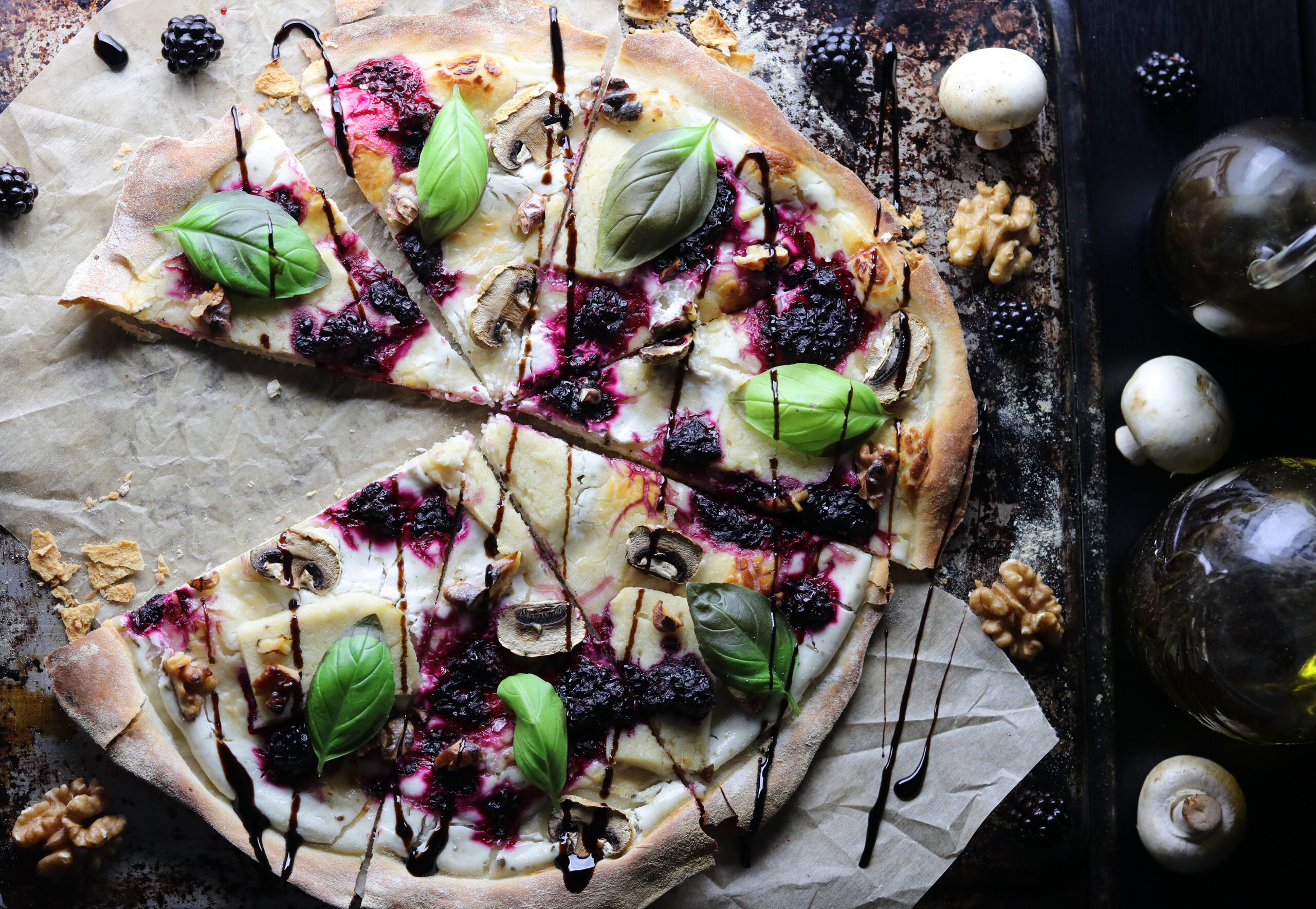 Pizza Bianca mit Brombeeren und Basilikum