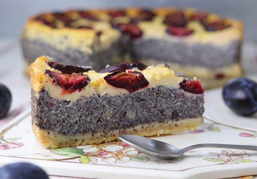 Zwetschen-Mohn-Käsekuchen. Mit einem knusprigem Mürbeteigboden, einer saftigen, extra dicken Mohnschicht, getoppt von einer köstlichen veganen Käsekuchenhaube mit frisch geernteten Zwetschen.