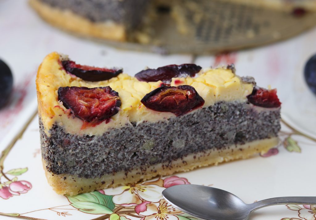 Zwetschen-Mohn-Käsekuchen. Mit einem knusprigem Mürbeteigboden, einer saftigen, extra dicken Mohnschicht, getoppt von einer köstlichen veganen Käsekuchenhaube mit frisch geernteten Zwetschen.