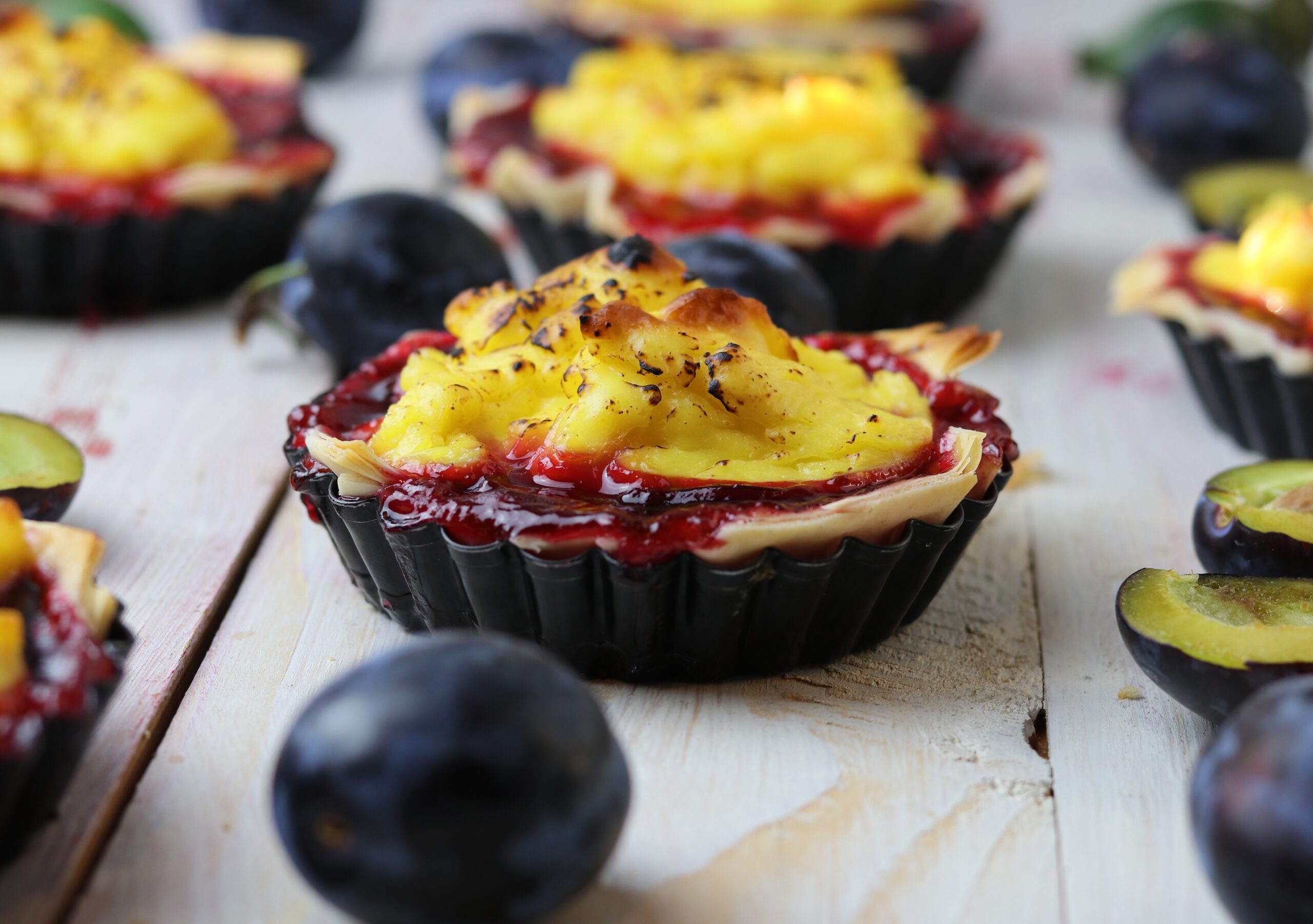 Zwetschentartelettes mit Puddinghaube
