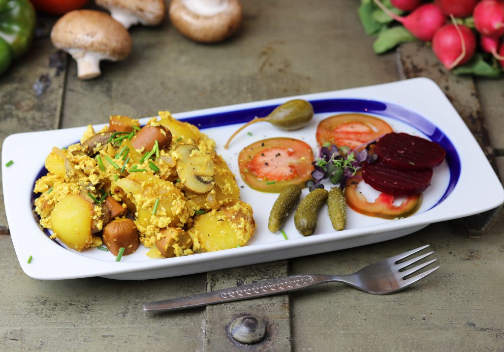 Veganes Bauernfrühstück mit Pilzen und Würstchen