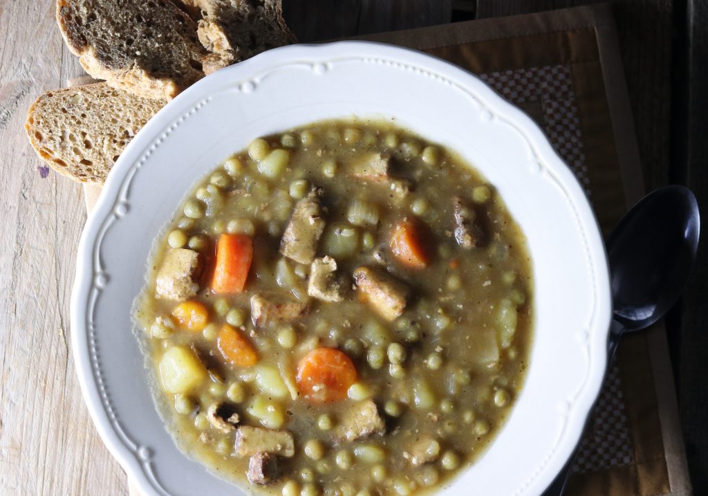 Erbsensuppe, deftiger Eintopf gegen kaltes Wetter