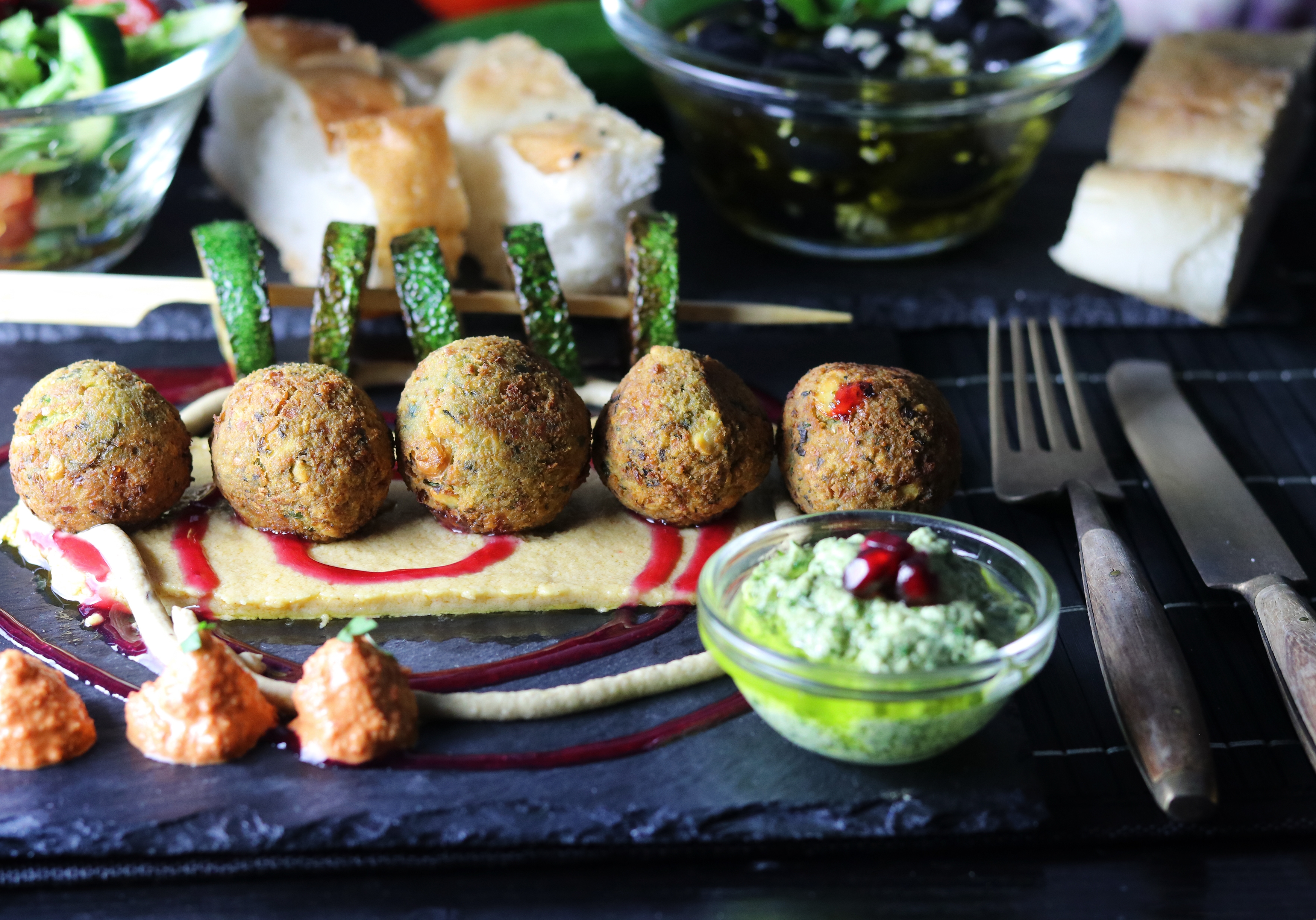 Mezze werden in kalte und warme Mezze unterteilt. Falafel sind eine wunderbare warme Komponente.