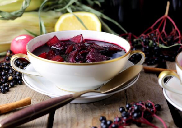 Holunder-Rezepte: Fliederbeersuppe aus Holunderbeeren