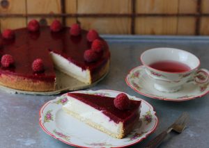 Käsekuchen mit Himbeerspiegel