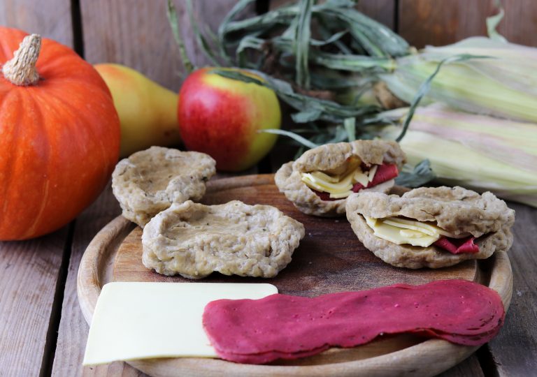 Schnitzel Cordon Bleu - vegan mit Kürbisspalten und Apfel-Rotkohl Schnitzel Cordon Bleu - vegan mit Kürbisspalten und Apfel-Rotkohl