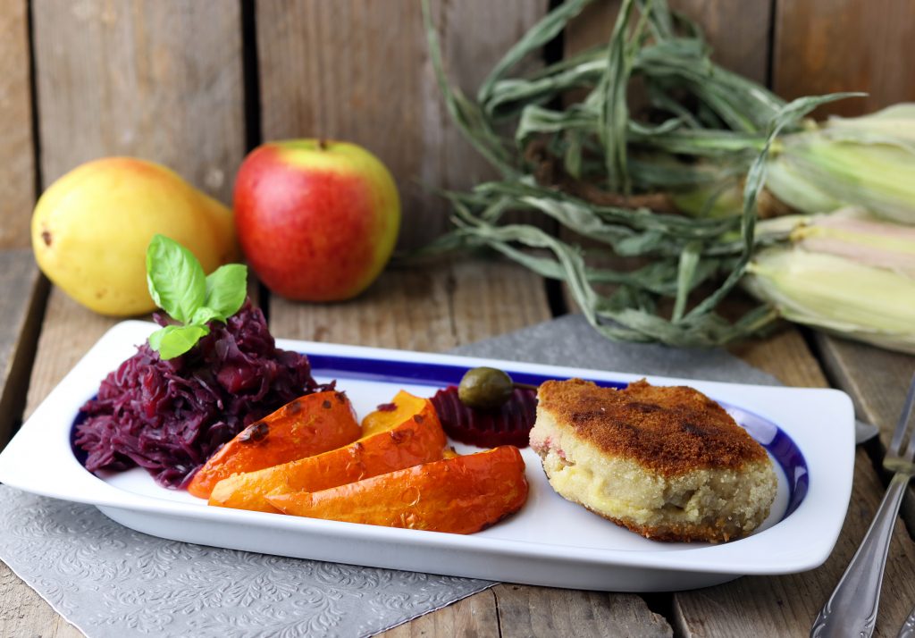 Schnitzel Cordon Bleu - vegan mit Kürbisspalten und Apfel-Rotkohl