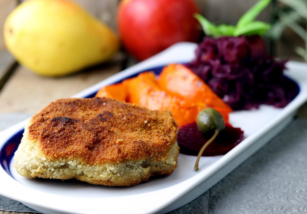 Schnitzel Cordon Bleu - vegan mit Kürbisspalten und Apfel-Rotkohl