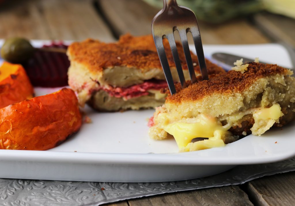 Schnitzel Cordon Bleu - vegan mit Kürbisspalten und Apfel-Rotkohl