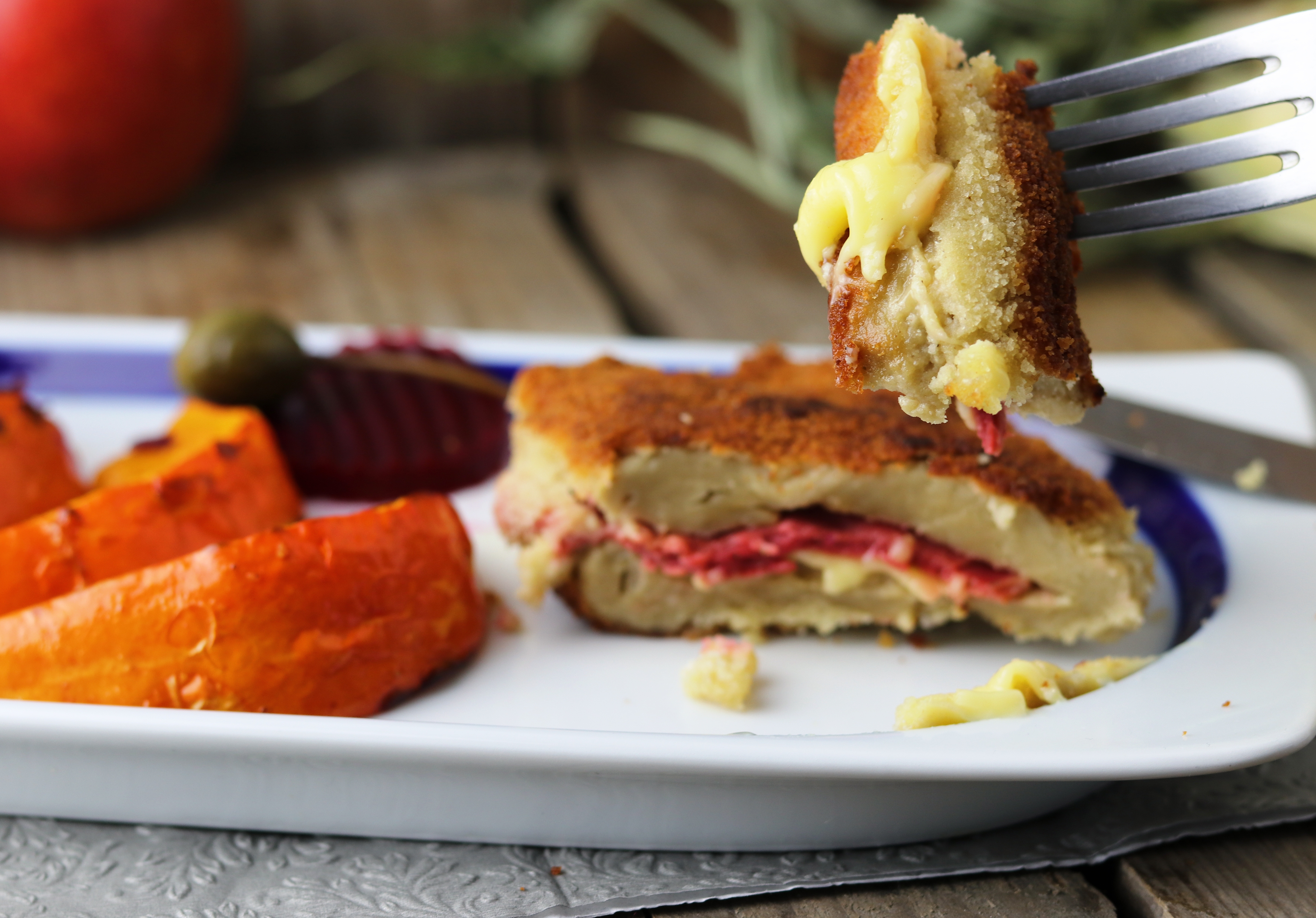 Schnitzel Cordon Bleu - vegan mit Kürbisspalten und Apfel-Rotkohl