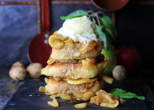 Veganes French Toast mit Apple Pie Topping und veganem Vanilleeis