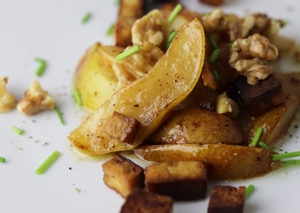 Angebratene Birnen mit Walnüssen und &amp;#39;Speck&amp;#39; als Salat - Dailyvegan