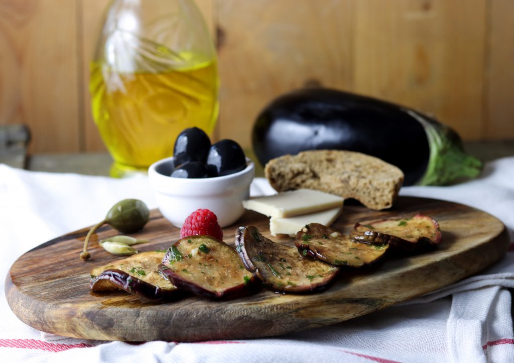 Eingelegte Auberginen, mit Olivenöl und Kräutern - Dailyvegan