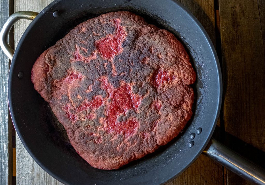 Das rohe Seitanfleisch wird angebraten. Das hilft bei der Konsistenz und den Aromen.