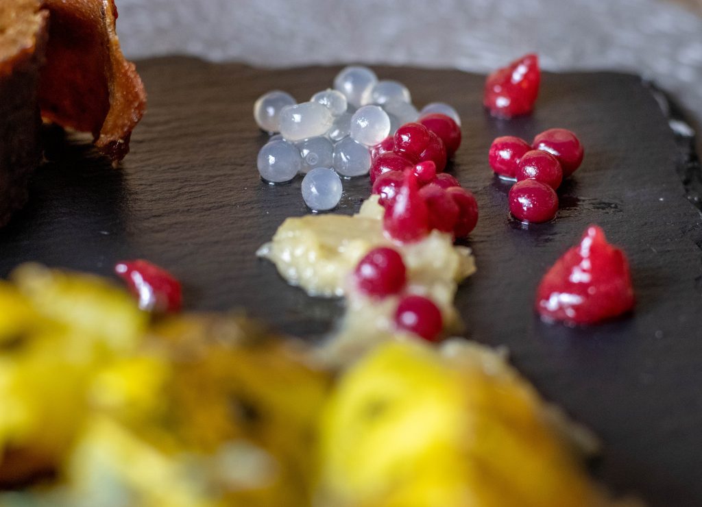 Zum veganen Braten gibt es krosse, mit Kräutern gebratene, Quetschkartoffeln aus dem Ofen. Serviert auf deftigem Schalottenpüree.

Mein selbstgemachter Beeren- und Ingwerkaviar gibt in Form von hübschen Perlen noch einen besonderen, dekorativen und geschmacklichen Kick.