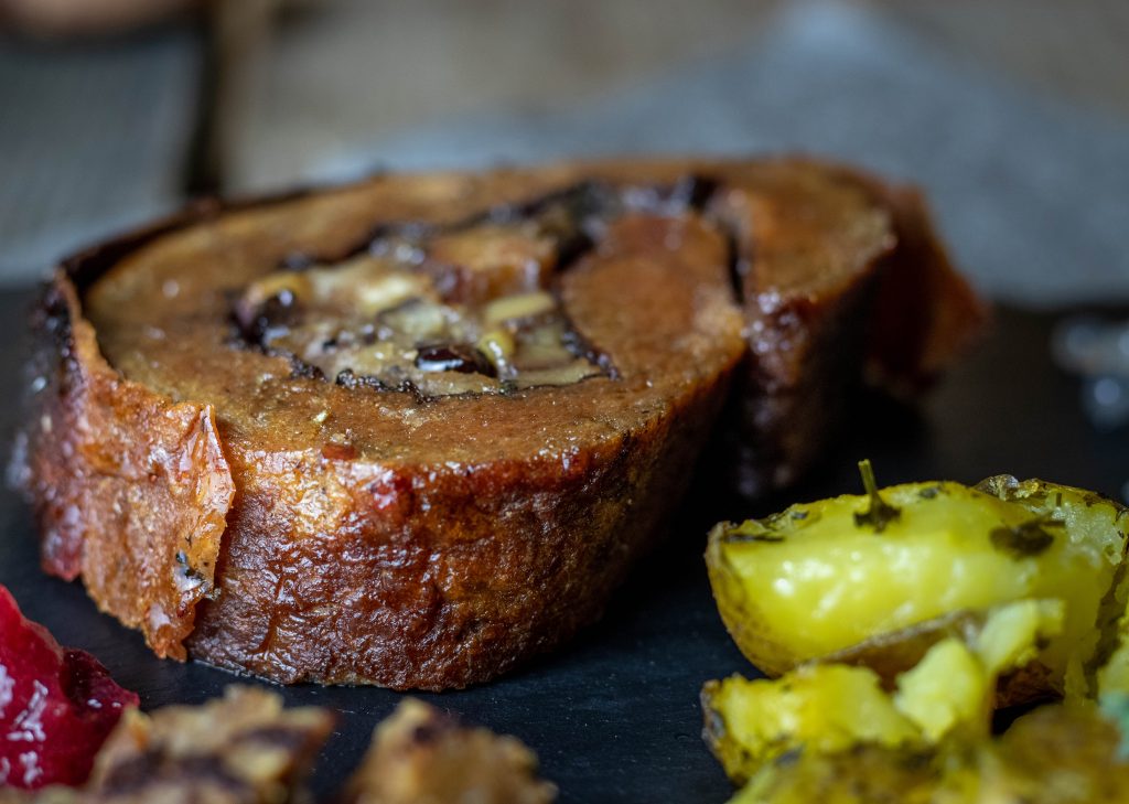 Gefüllter festlicher Weizenbraten im Speckmantel ist ein klassischer Rollbraten