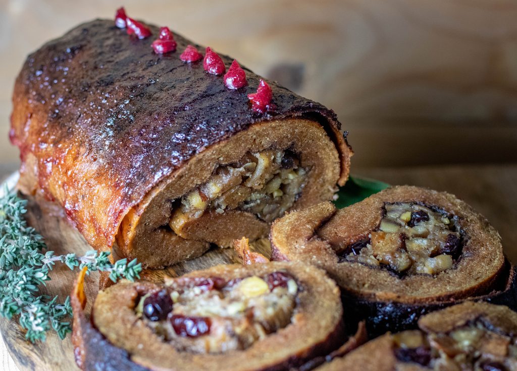 Veganer Weizenbraten im SPeckmantel mit fruchtiger Füllung.