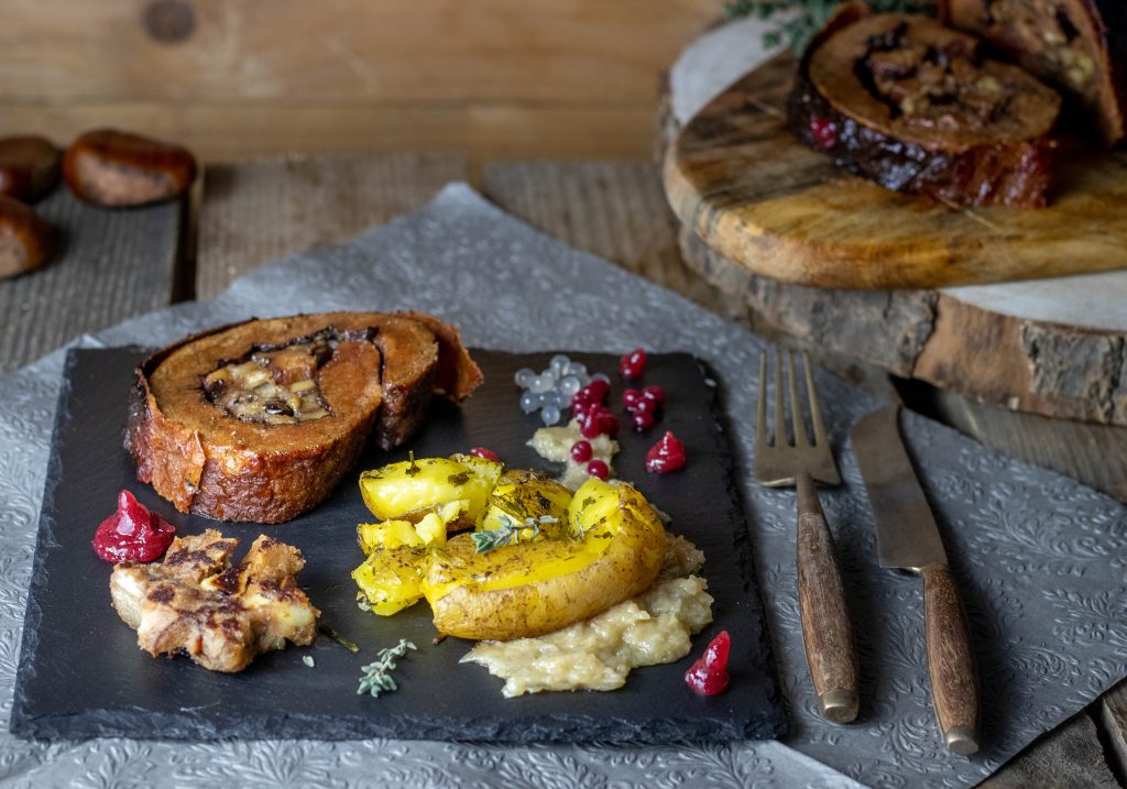 Weizenbraten im Speckmantel mit festlichen Beilagen