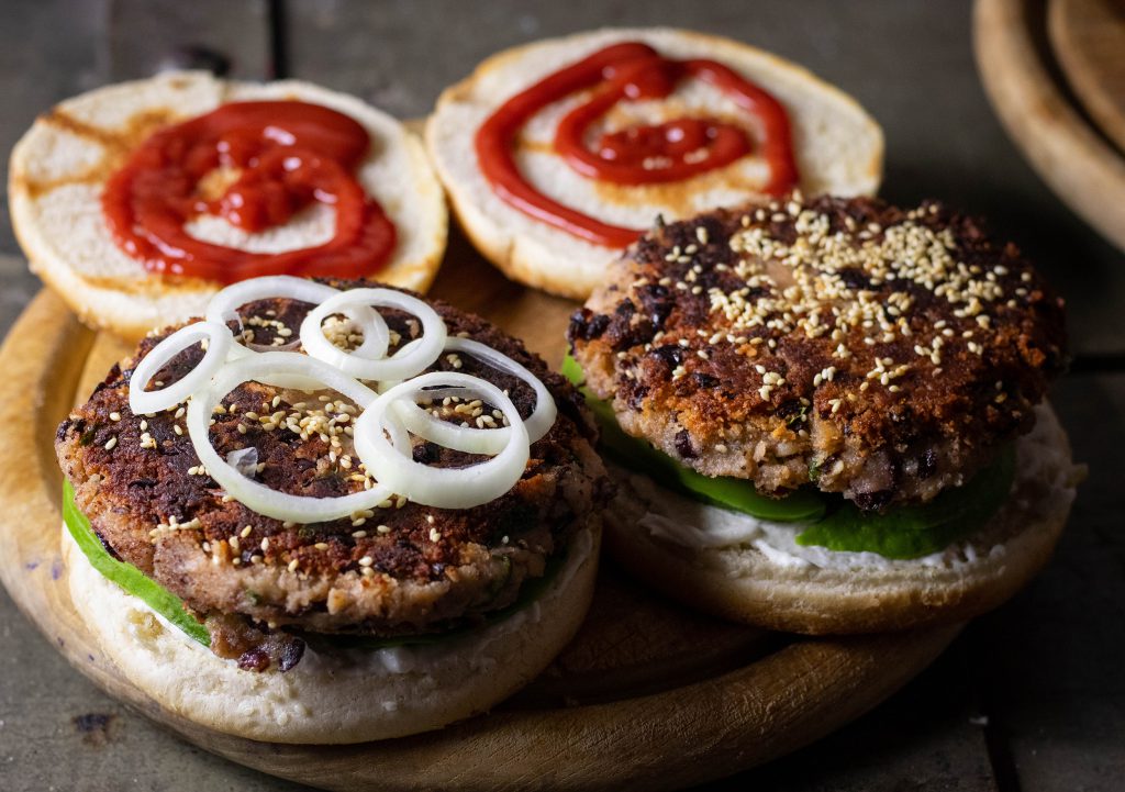 Bean Burger Buns mit Sesam