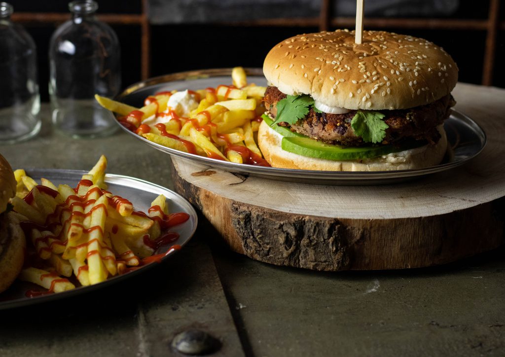 Bean Burger mit frischer Avocado