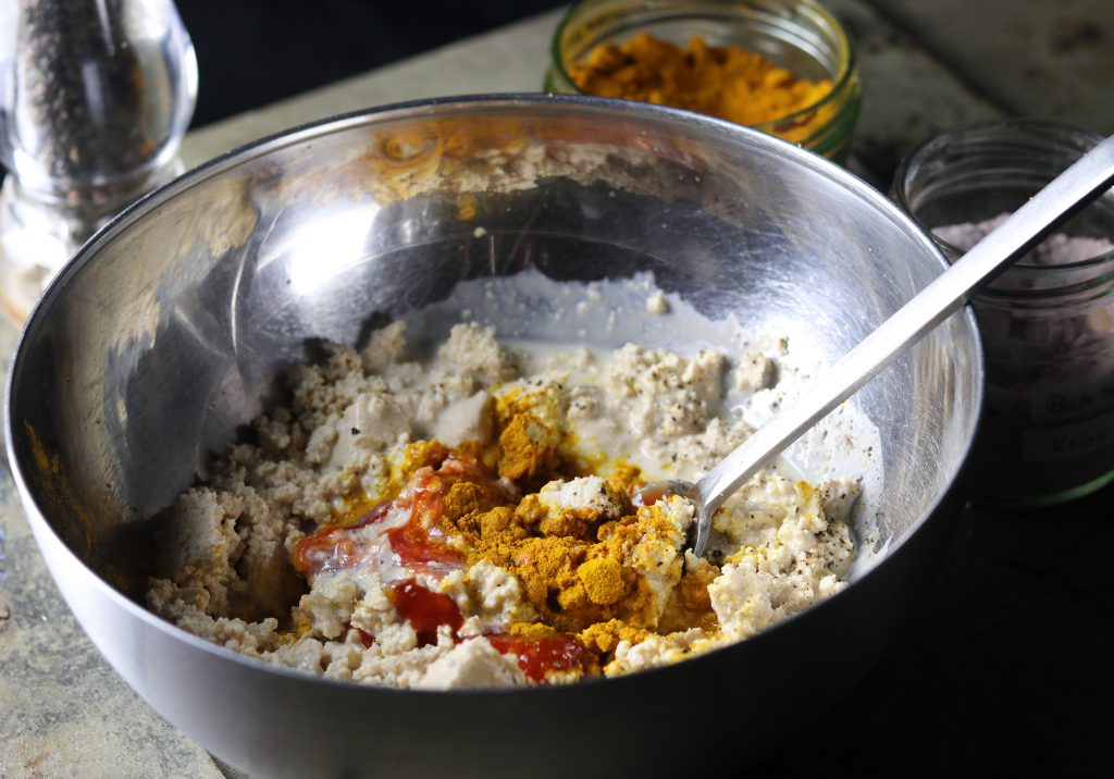 1. Scrambled Tofu - veganes Rührei: Anrühren aller Zutaten