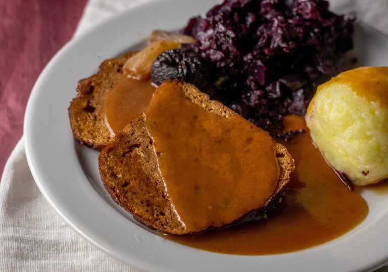 Seitanbraten mit ApfelRotkohl, Bratensauce und Knödeln Dailyvegan