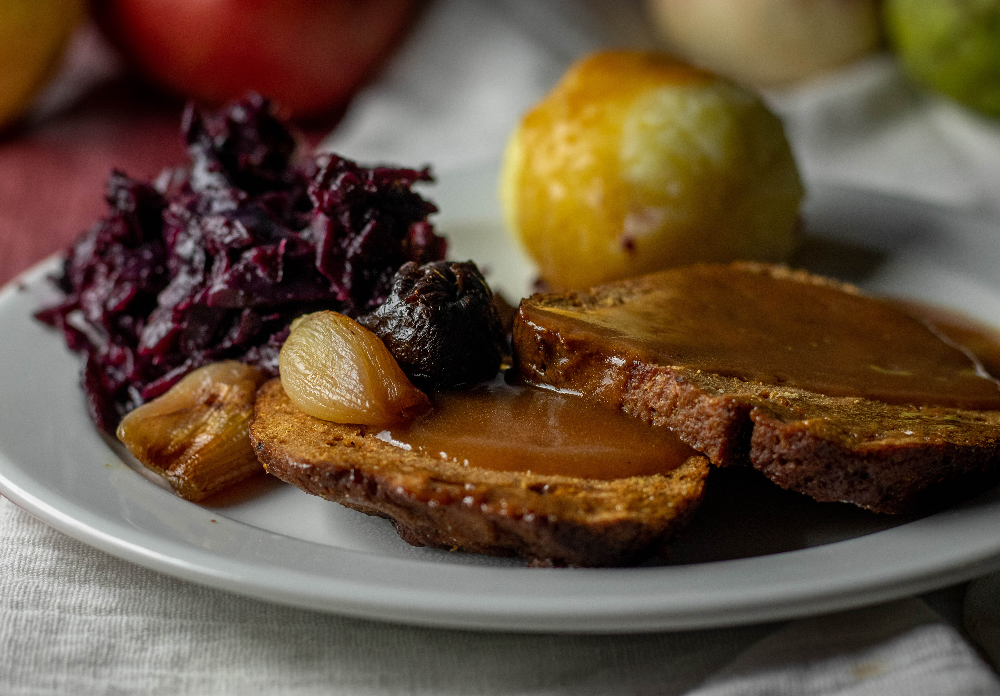 Veganer Braten mit saftigem Backobst und herrlicher Kruste.