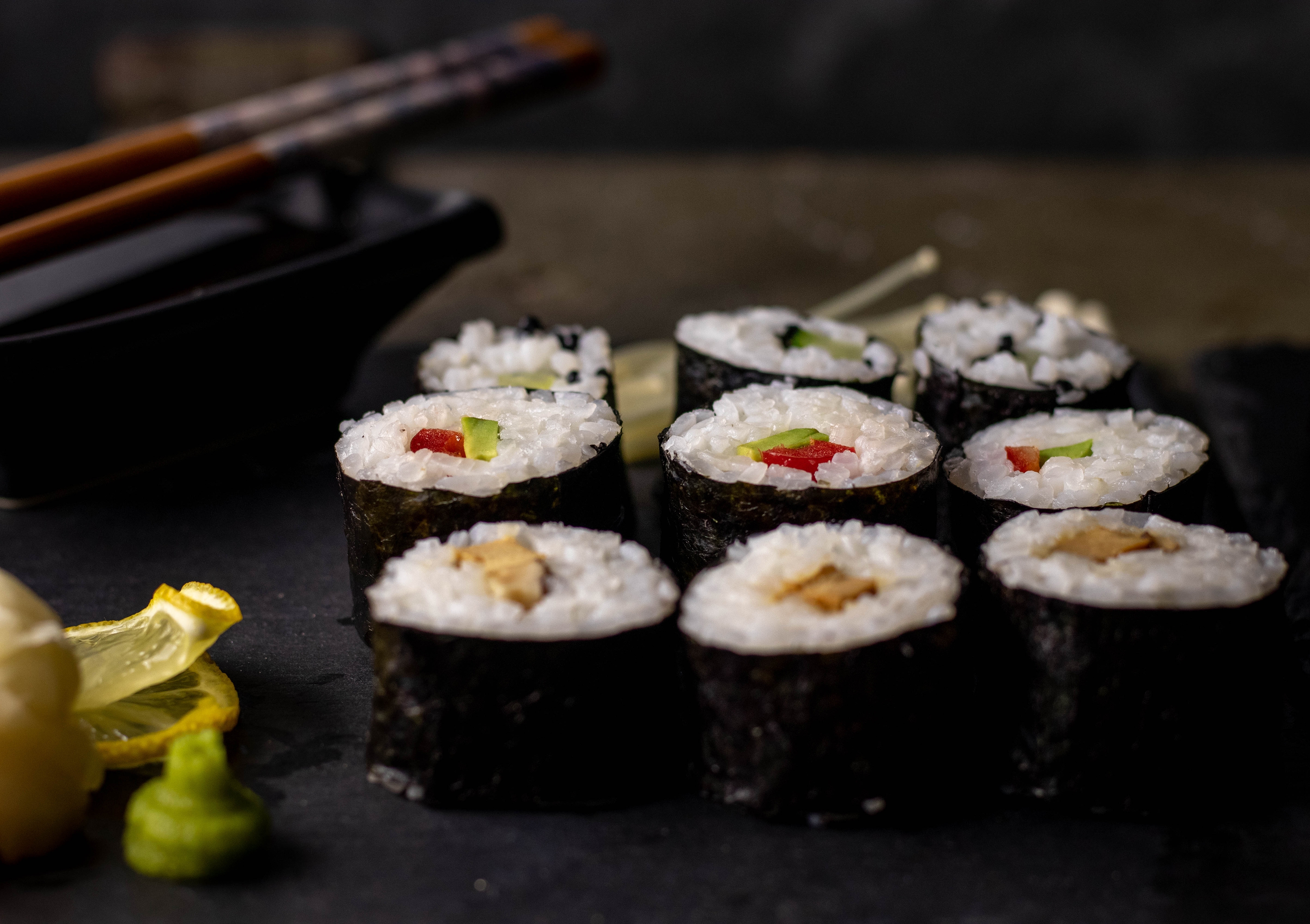 Maki Sushi mit drei Füllungen, selbst gemacht - Dailyvegan