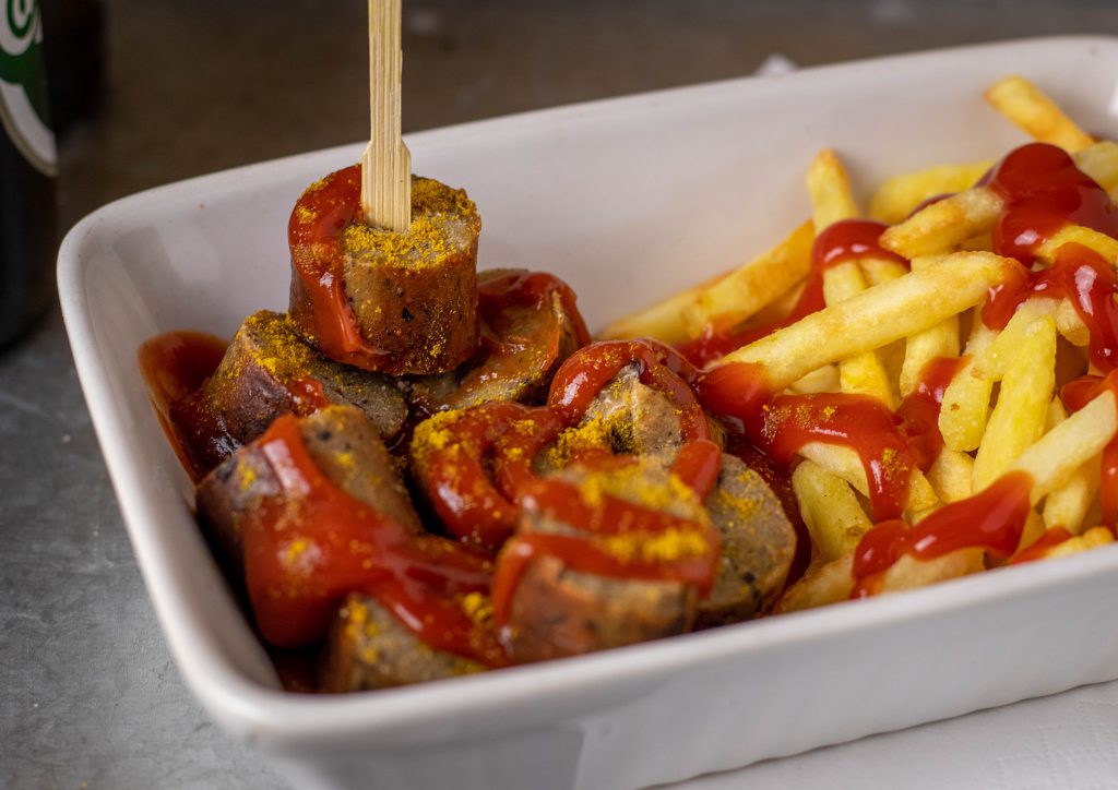 So eine vegane Bratwurst schmeckt ja nicht nur pur mit Senf, auch als Currywurst ist sie sehr lecker.