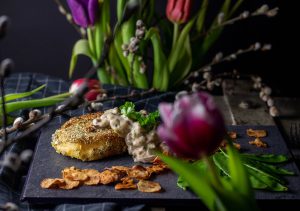 Kohlrübenschnitzel an Topinamburchips und Zuckerschoten