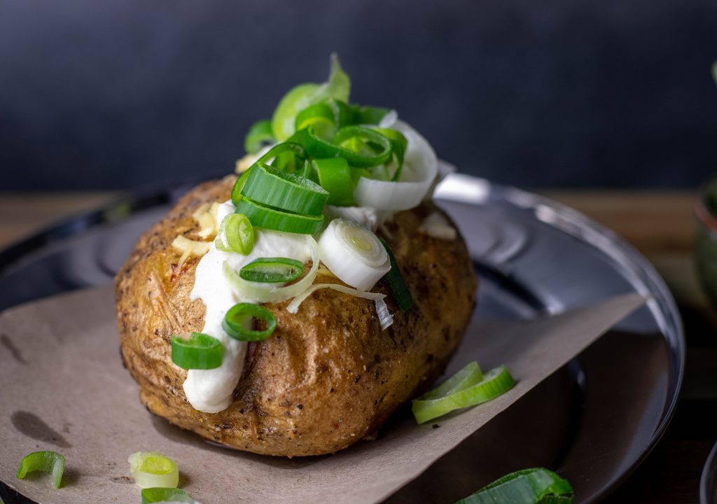 Ofenkartoffeln mit veganer Sour Cream - Dailyvegan