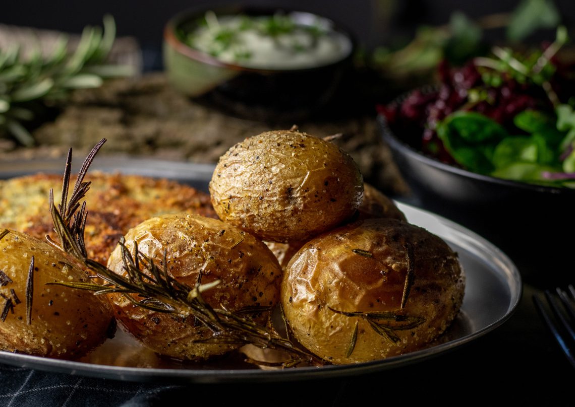 Lecker, die knusprigen Rosmarinblätter