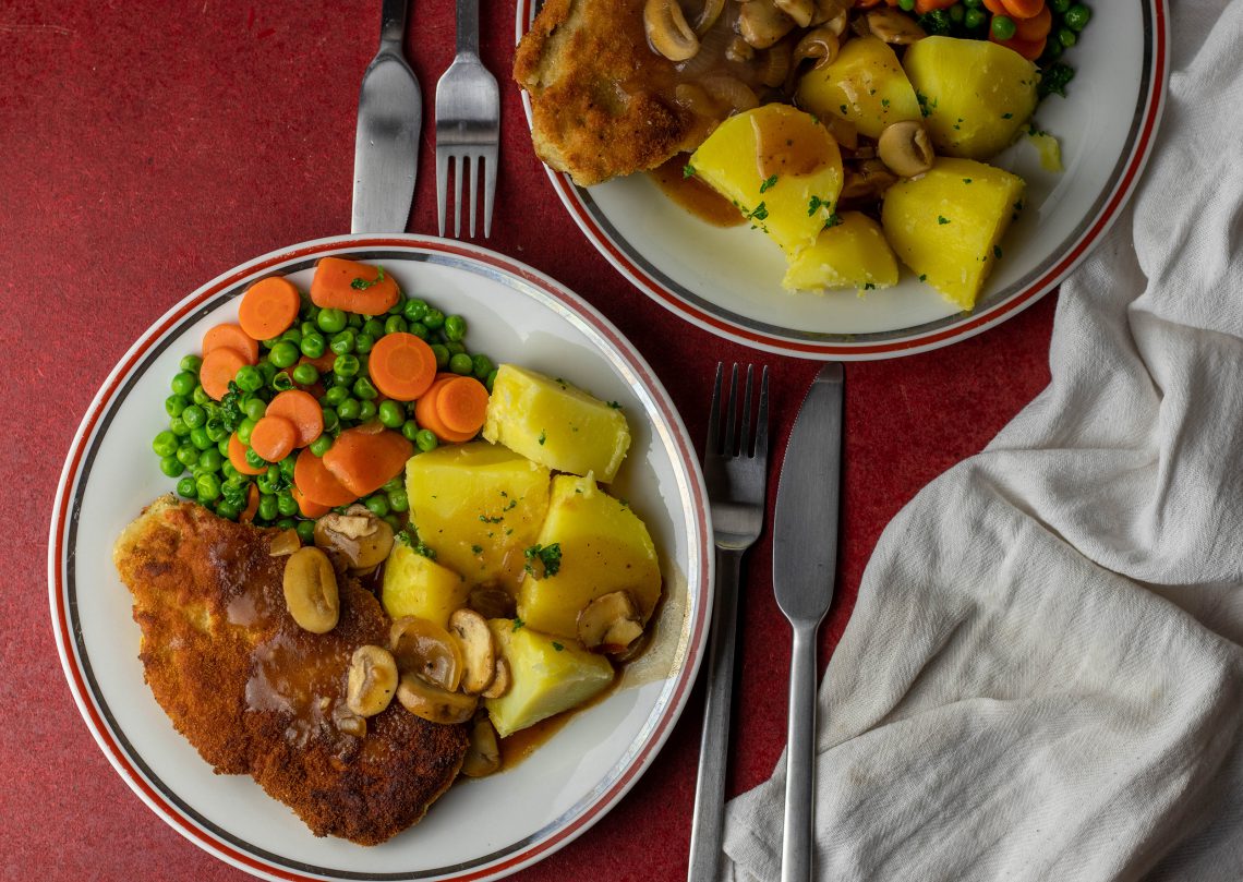 Veganes Schnitzel mit Kartoffeln, Sauce, Erbsen und Möhrchen