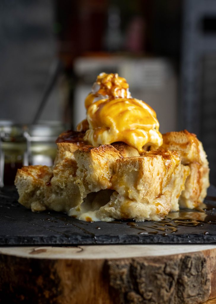 Bread Pudding, Englischer Brotpudding, in meinem Rezept mit mit Apfel, Rosinen und Rum Karamell Sauce. 