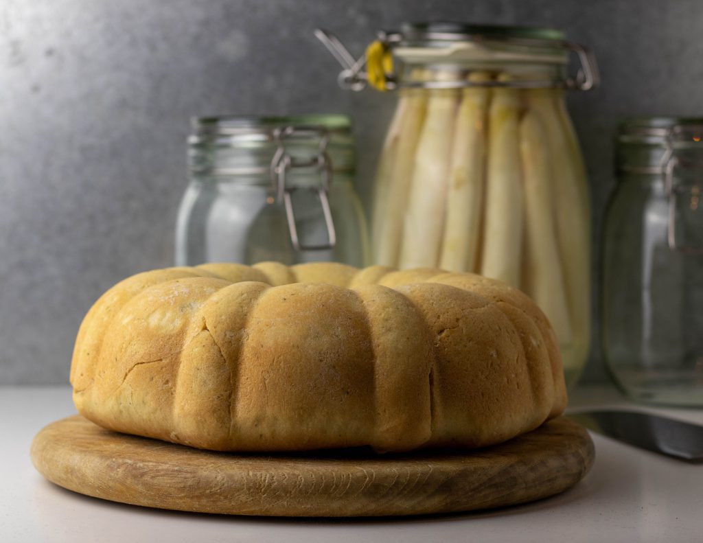 Ein frischer Pot Pie auf einem Holzbrett.