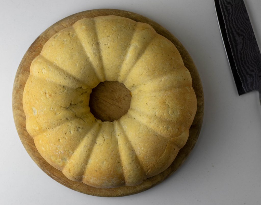 Ein frischer, englischer, herzhafter Kuchen auf einem Holzbrett.