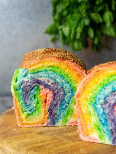 Schön buntes Regenbogenbrot