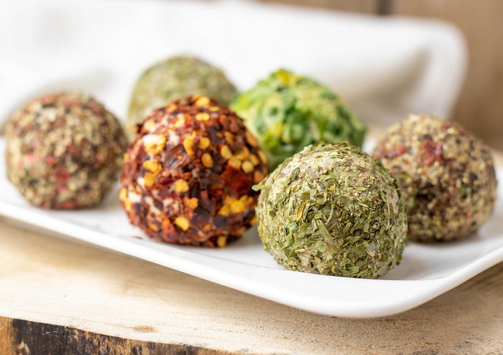 Frischkäsebällchen in würzigen Mänteln aus verschiedenen Kräutern