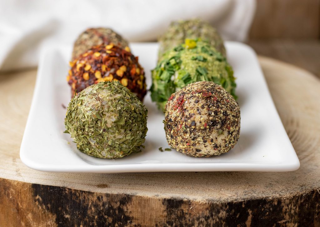 Links: mediterrane Kräuter und Meersalz