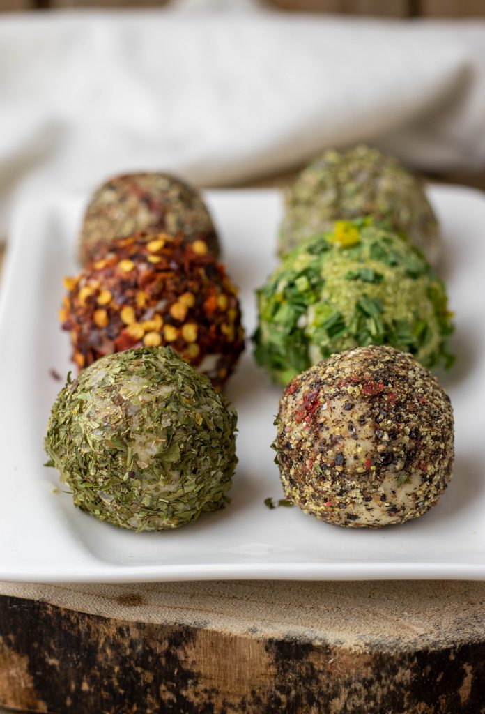 Frischkäsebällchen im würzigen Mantel auf Cashewbasis