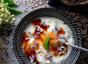 Mit essbaren Blüten in Joghurt