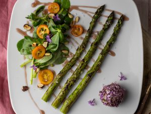 Knackiger grüner Spargel aus dem Ofen