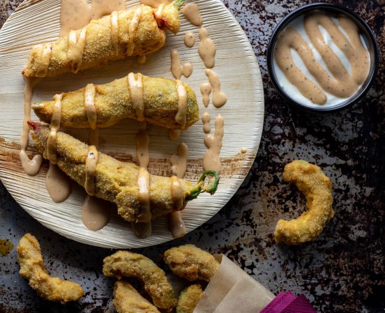 Jalapeno Poppers, Avocado-Fries und Sriracha-Mayo